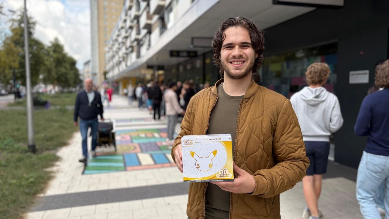 Lucas had al geluk bij een andere winkel, maar staat alsnog in de rij (foto: Pieter Soethout)