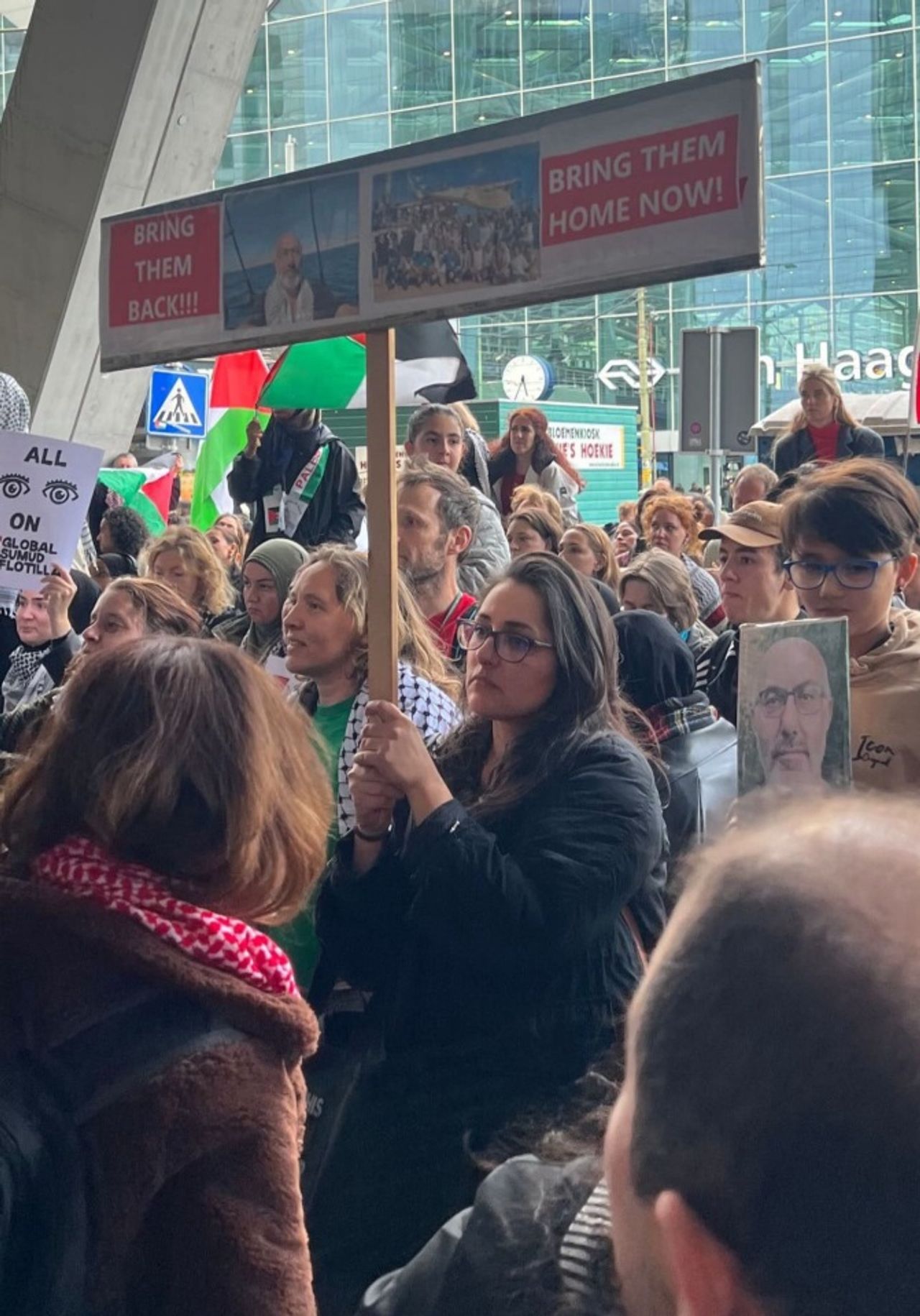 Selin tijdens een protest op station Den Haag donderdag, met een foto van haar vader (foto: Free Palestine BoZ).