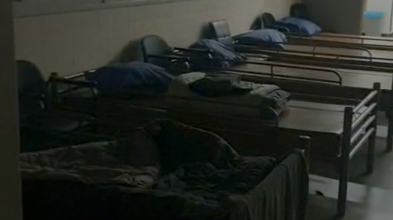 Een deel van de slaapzaal in de noodopvang.