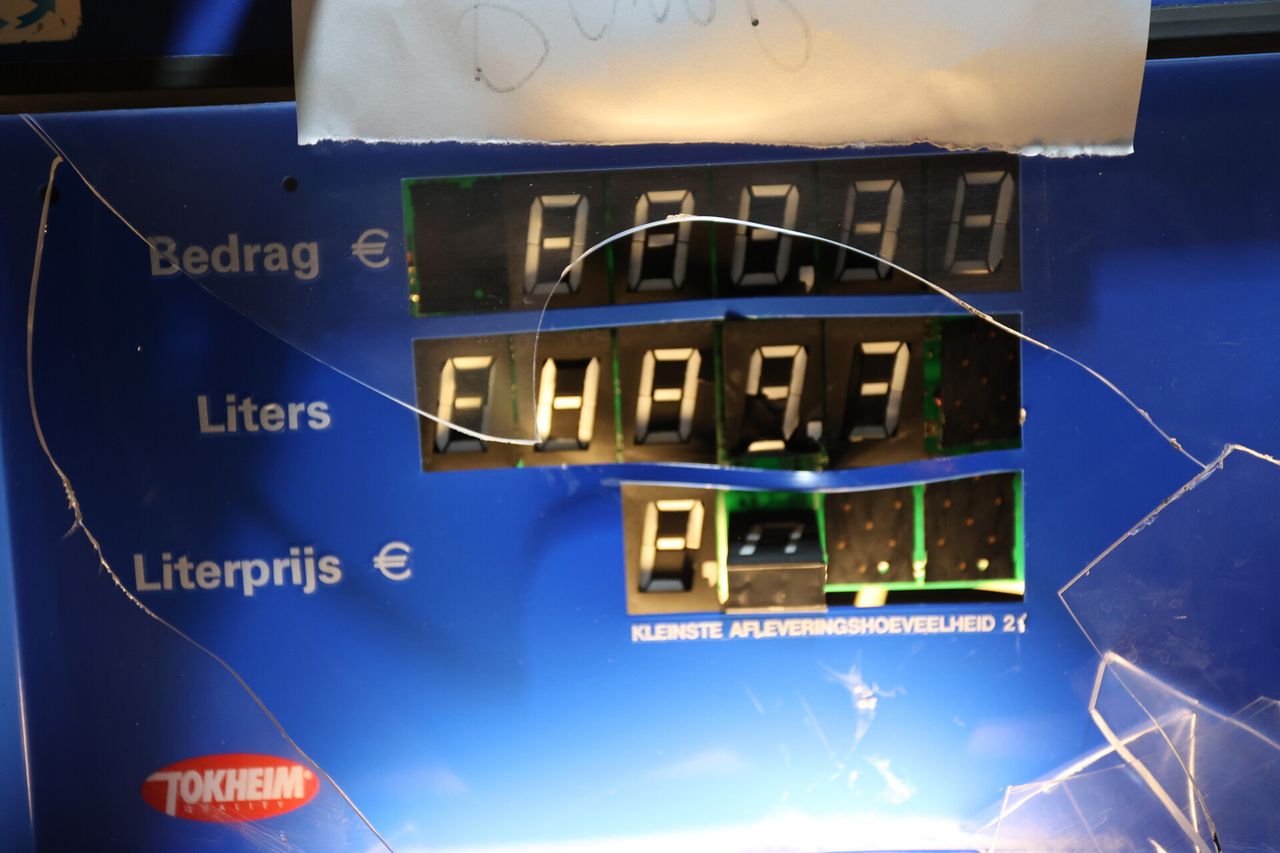 Vernielingen aangericht bij tankstation in Den Bosch (foto: Bart Meesters / SQ Vision).