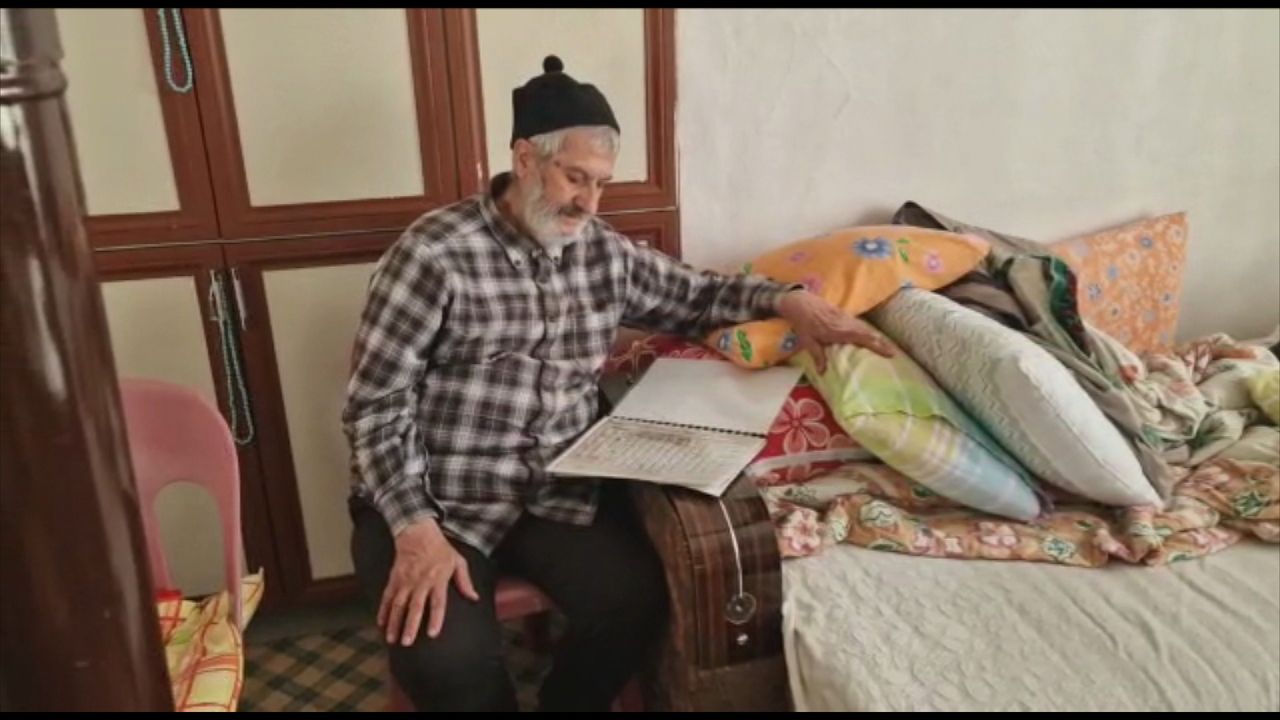 Mehmets vader kort nadat hij in veiligheid is gebracht (foto: Murat Keles).