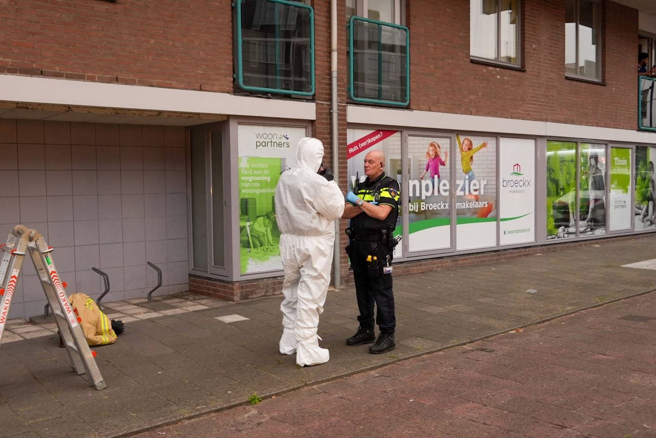 Overleg na de vondst van het lichaam (foto: Harrie Grijseels/Persburau Heitink).