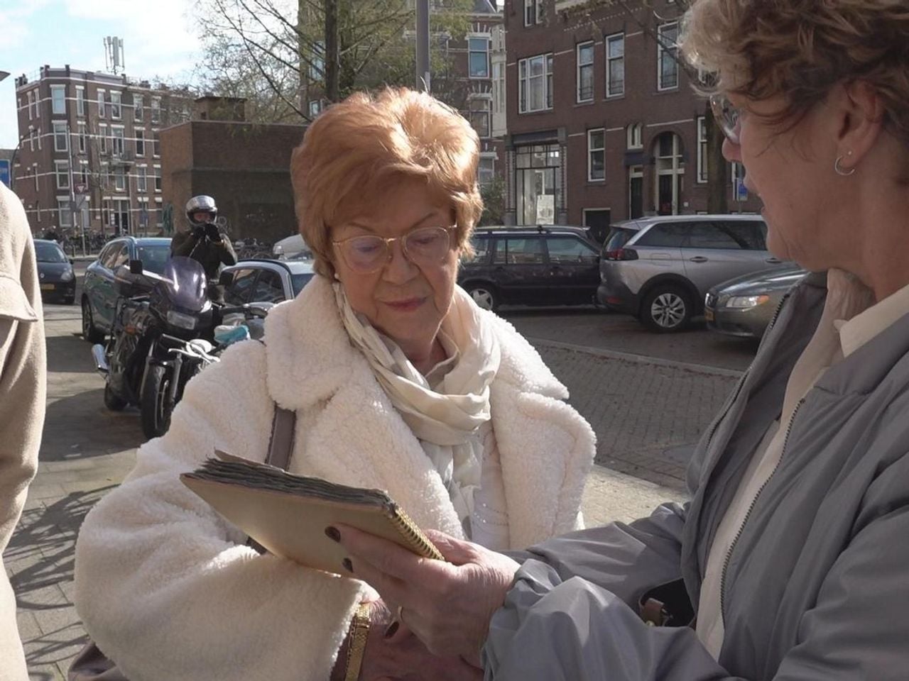 Monique overhandigt trouwalbum aan de schoondochter (foto: Rijnmond).