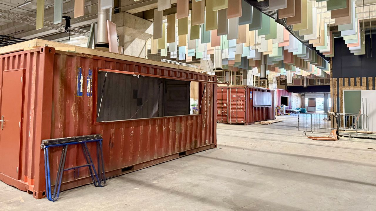 Containers worden ingericht als bar (foto: Erik Peeters)