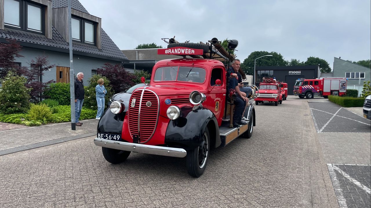 De stoet van brandweerwagens (foto: Jos Verkuijlen).