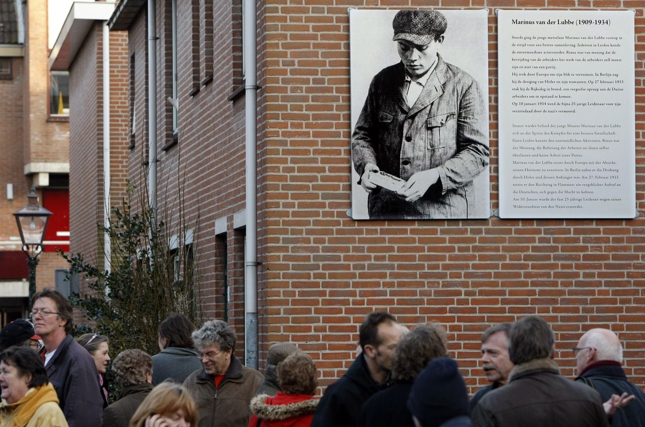 In 2008, 75 jaar na de brand in het Duitse parlementsgebouw, is in Leiden een plaquette van Marinus van der Lubbe onthuld (foto: ANP)