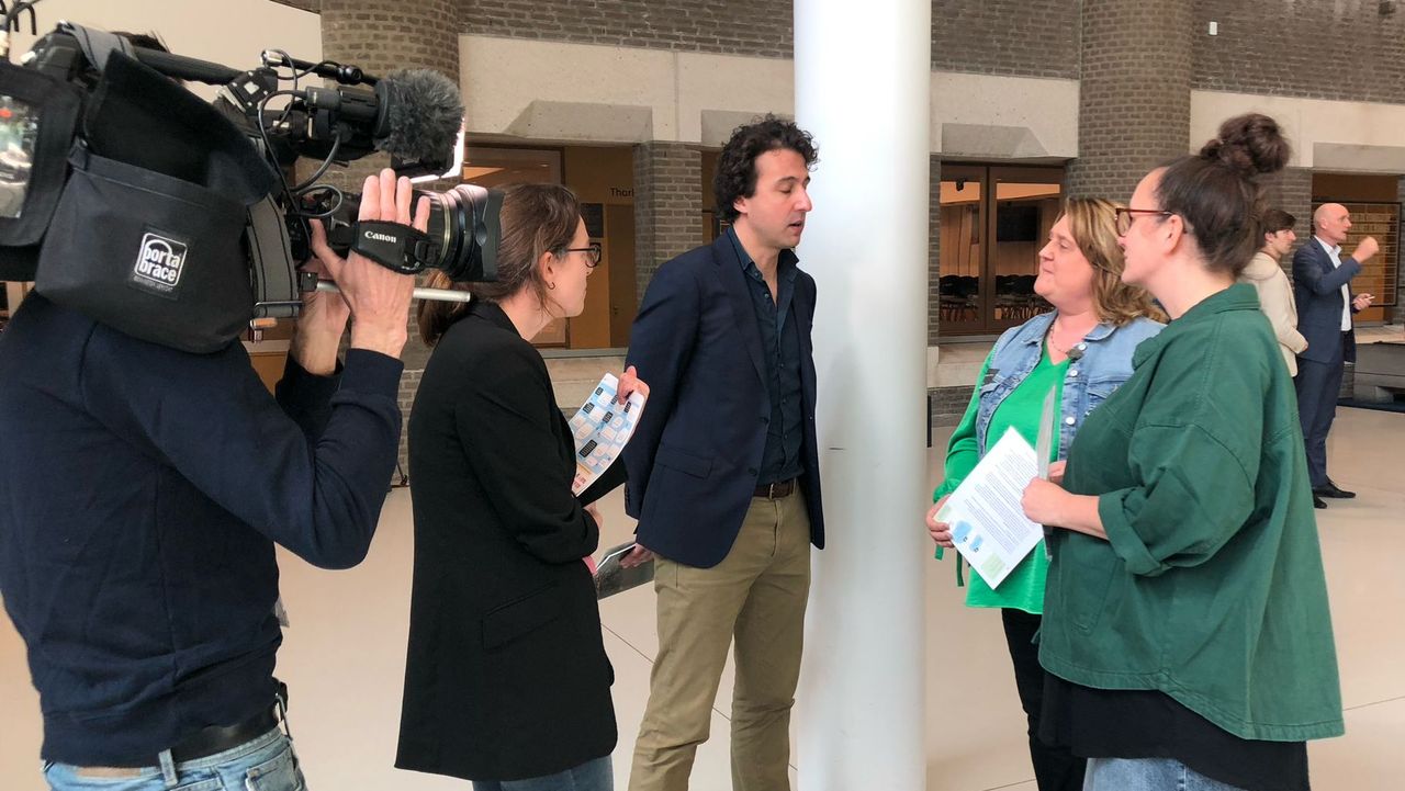 Jesse Klaver heeft het met zijn zoon ook over smartphonegebruik (Foto; Tessa van Dooren)