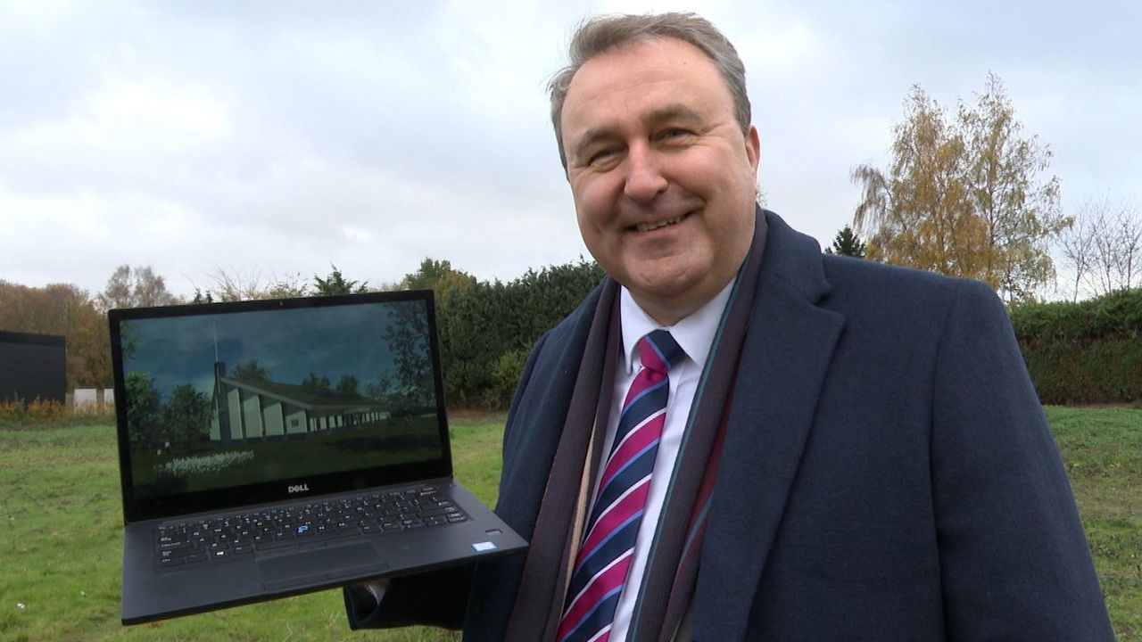 Joep Boom toont op het bouwperceel het plan voor de nieuwe kerk. (Foto: Raoul Cartens) 