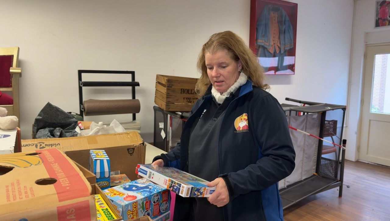 Vrijwilliger Fanny Bruggeman controleert de ingeleverde cadeautjes (foto: Pieter Soethout).
