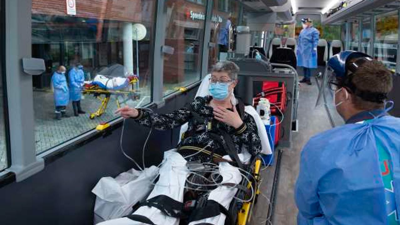 Anke in de ambulancebus (foto: ETZ).