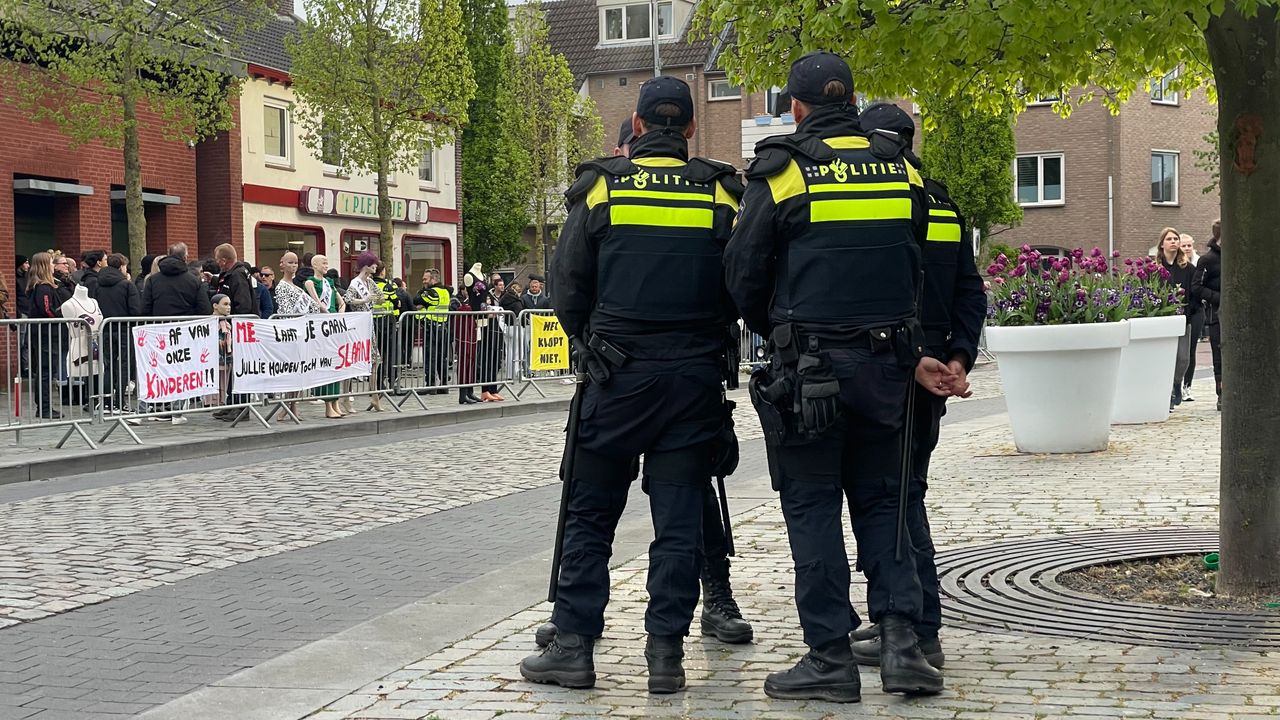 Veel politie bij protest Uden (foto: Jos Verkuijlen).