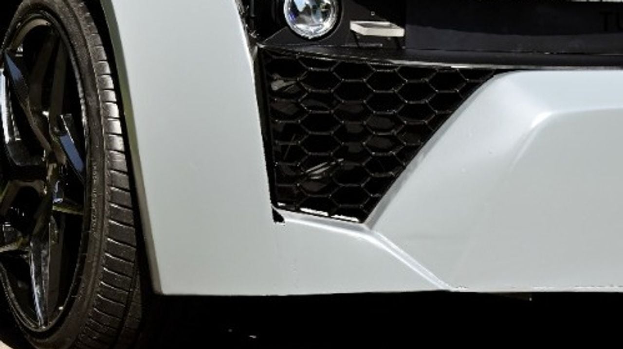 Achter het zwarte rooster zit het filter vewerkt. 