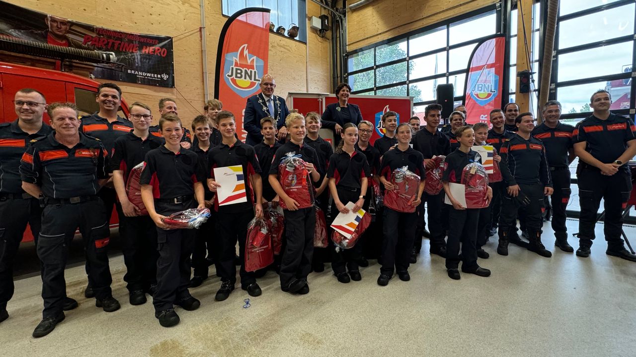 De komst van een jeugdbrandweer in de gemeente Altena, werd feestelijk gevierd op de kazerne in Dussen (foto: Niek de Bruijn)