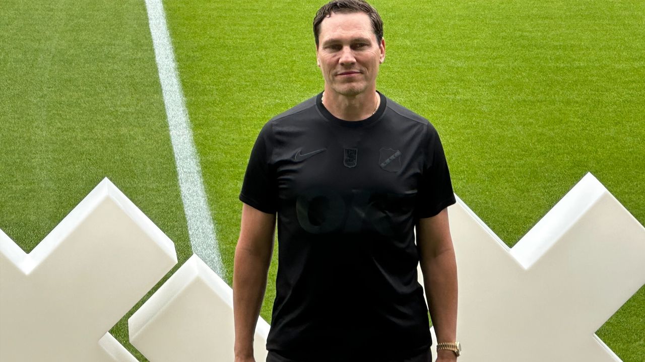 Bredanaar Tijs Verwest alias dj Tiësto in het nieuwe uitshirt van NAC (foto: Ronald Sträter).