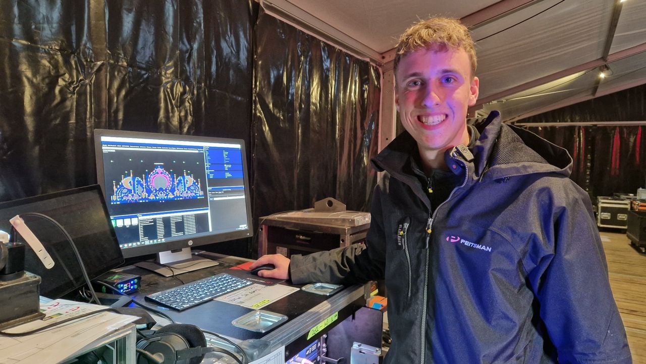 Bart houdt vanaf zijn computer alle lampen goed in de gaten (foto: Tom Berkers). 