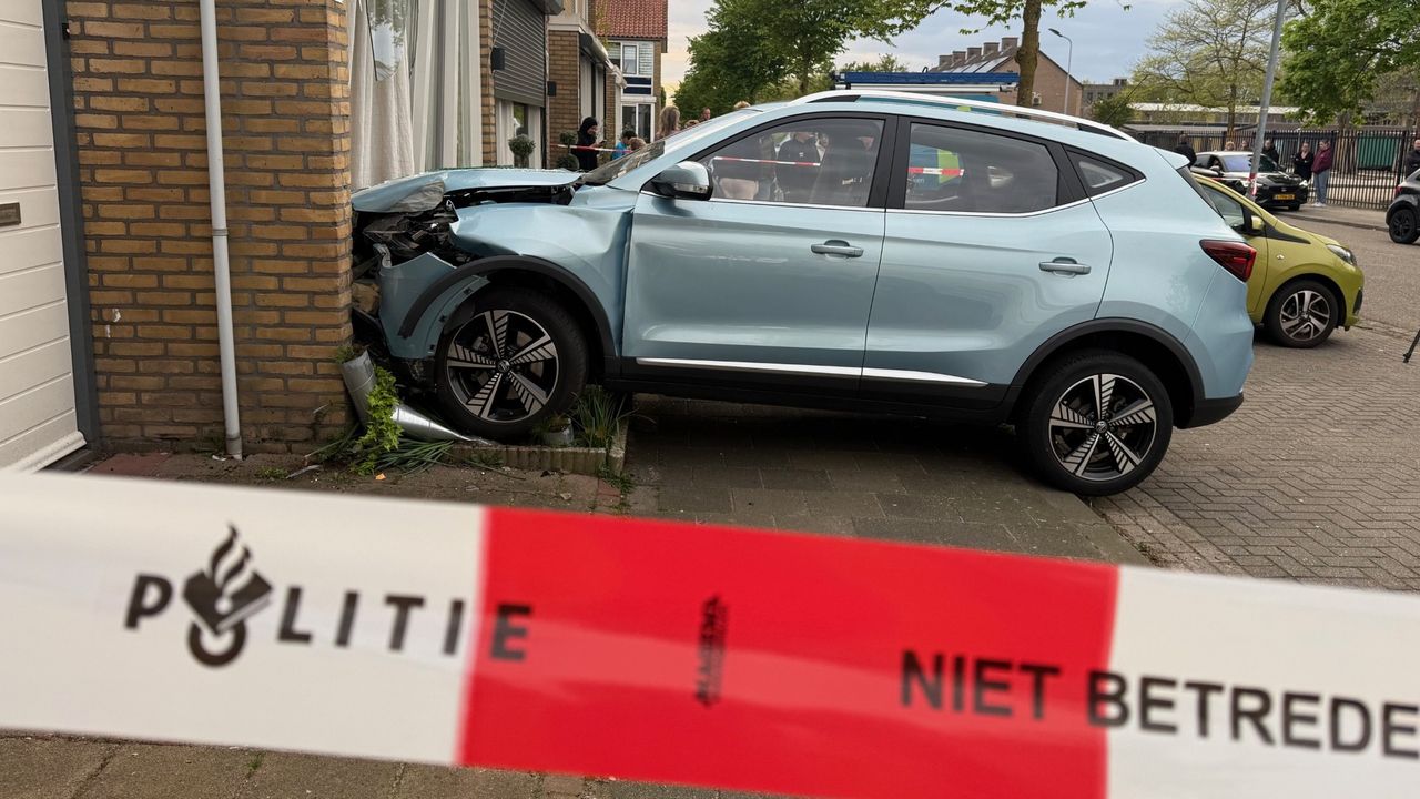 De politie heeft een deel van de straat afgezet (foto: Bart Meesters/Meesters Multi Media/Persbureau Heitink).