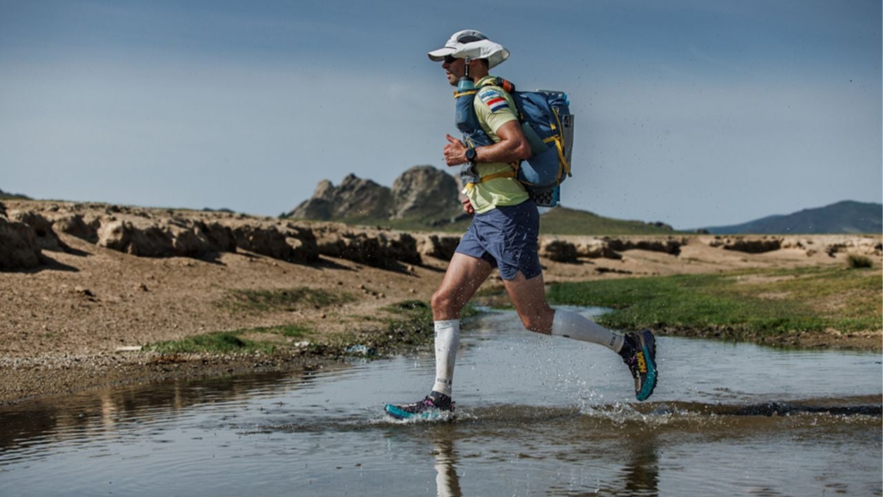 Roger Ruijters tijdens de GOBI March (foto: RacingThePlanet/Gabriel Heusi).