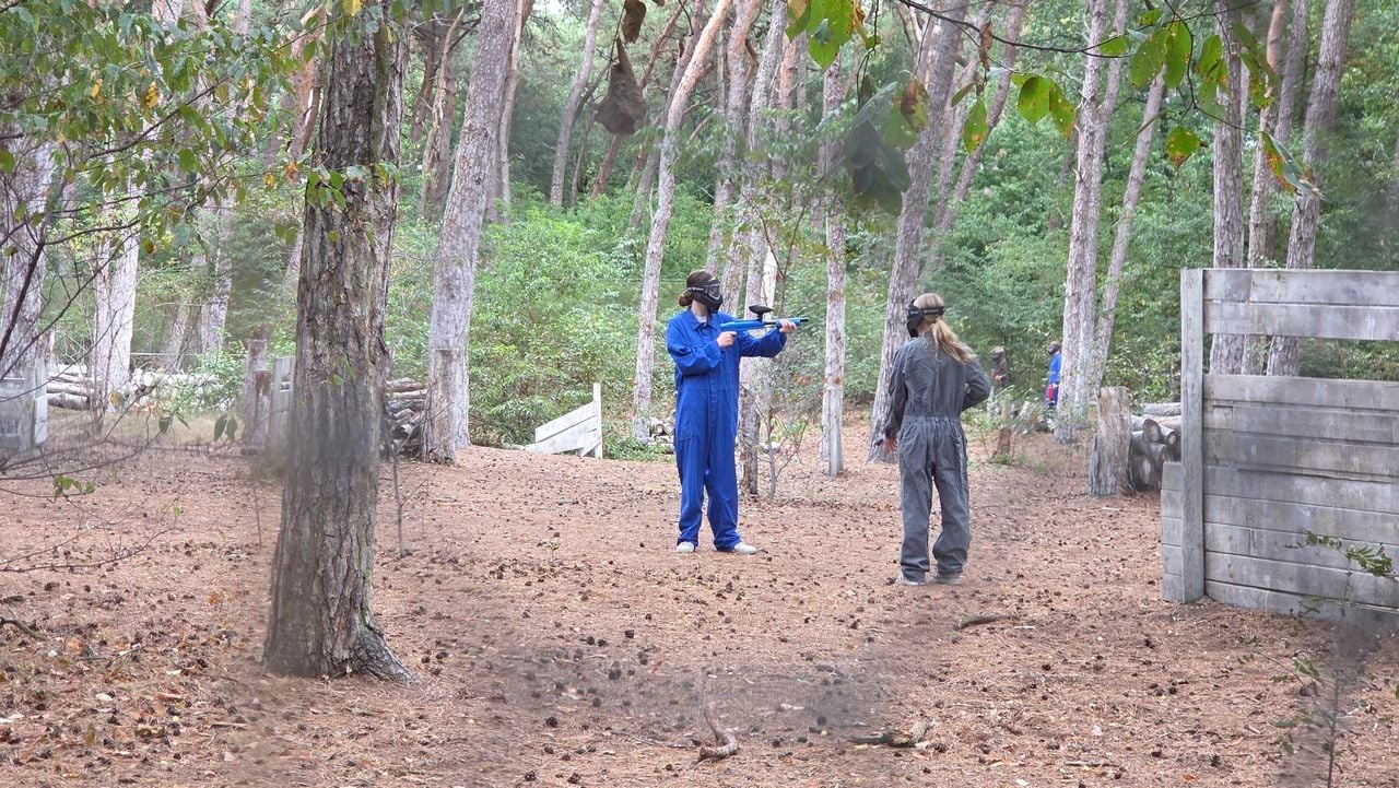 Het paintball-terrein is zichtbaar vanaf de openbare weg (foto: Noël van Hooft).