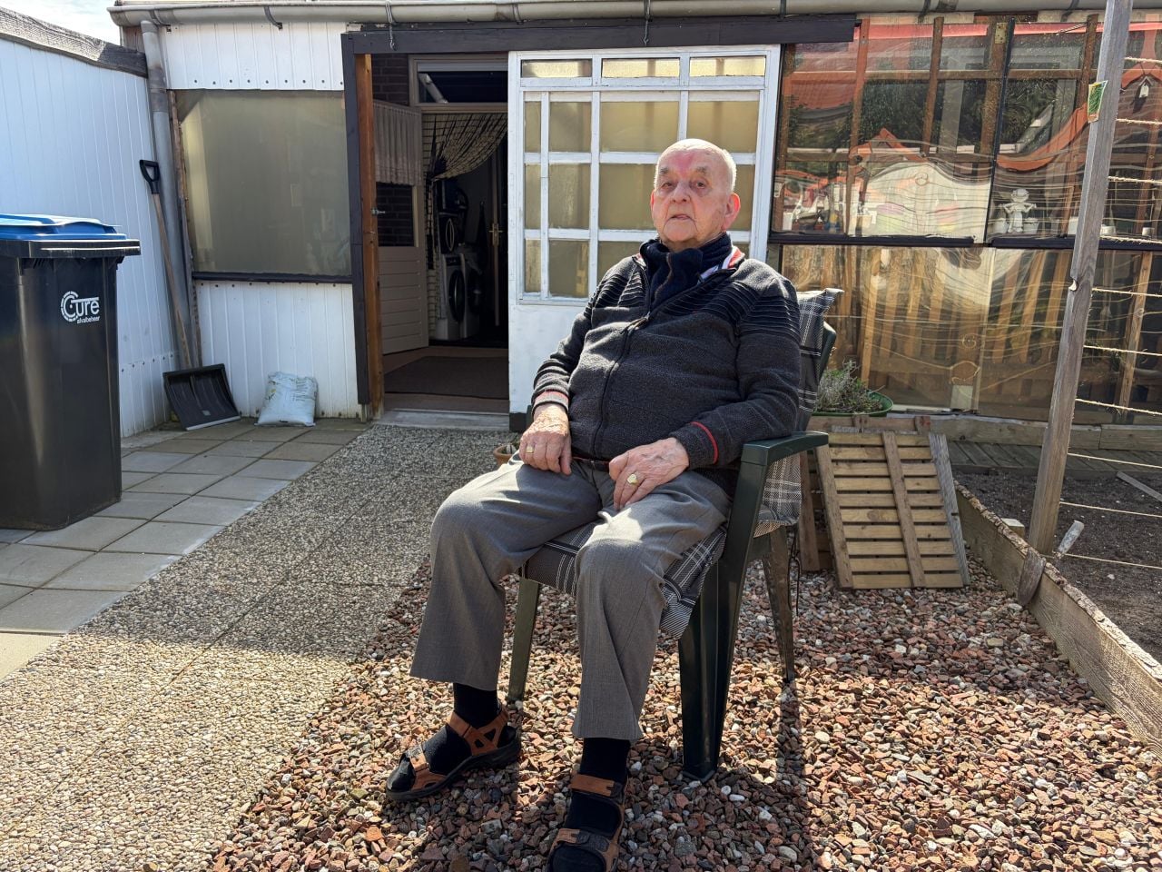 Piet in zijn achtertuin in Valkenswaard (foto: Rogier van Son). 