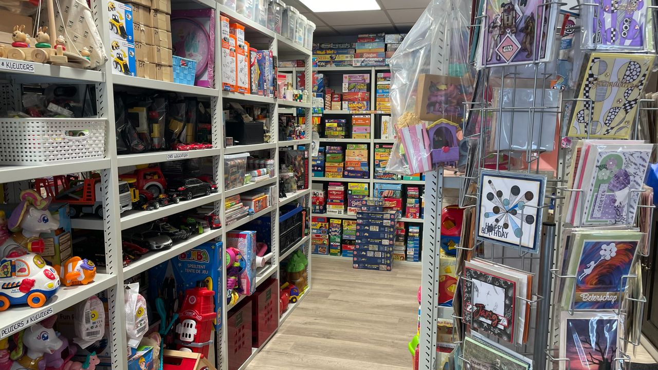 Kasten vol gratis speelgoed voor arme gezinnen bij Pompidom (foto: Imke van de Laar).