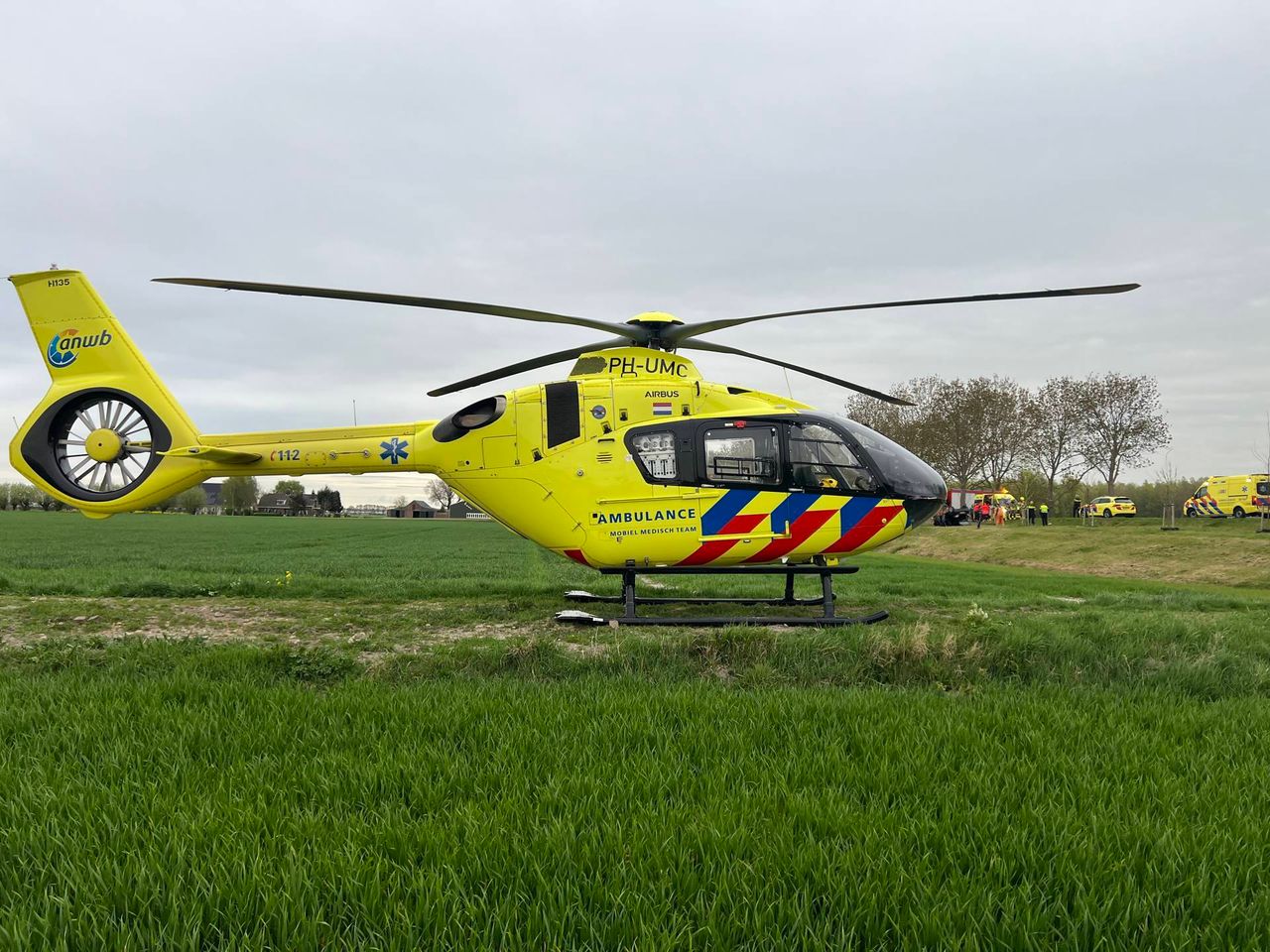 Een traumahelikopter schoot te hulp (foto: Perry Roovers/Persbureau Heitink).