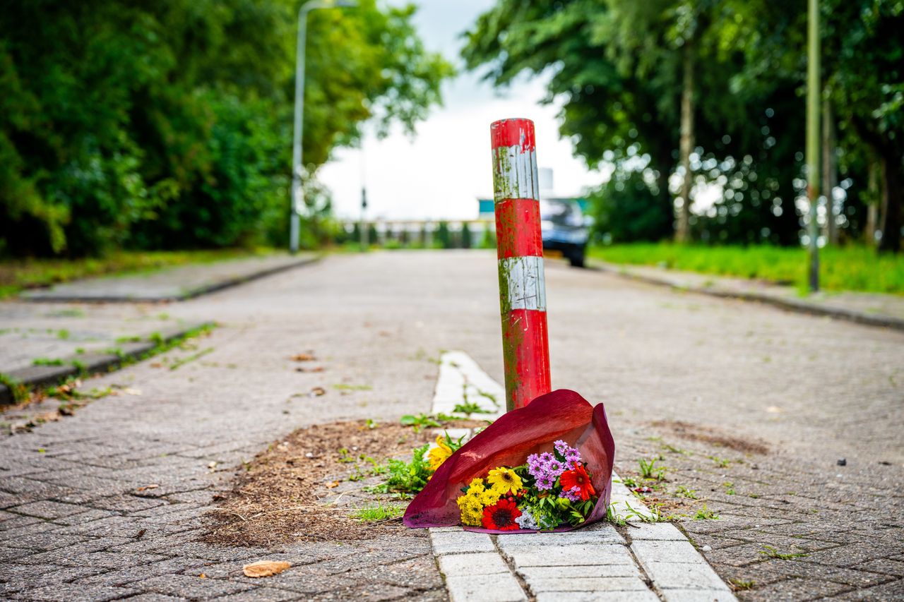 Op de plek waar de vrouw werd neergeschoten, werden al snel bloemen neergelegd (foto: ANP).