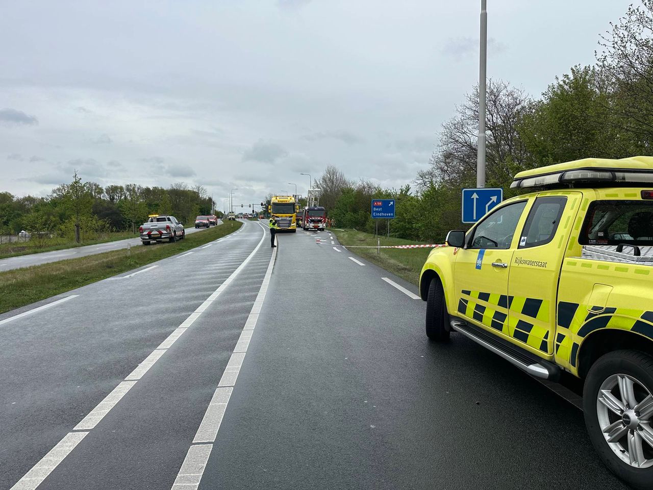 Man (71) overleden na een ernstig ongeluk met zijn vrachtwagen (foto: Dave Hendriks/Persbureau Heitink).