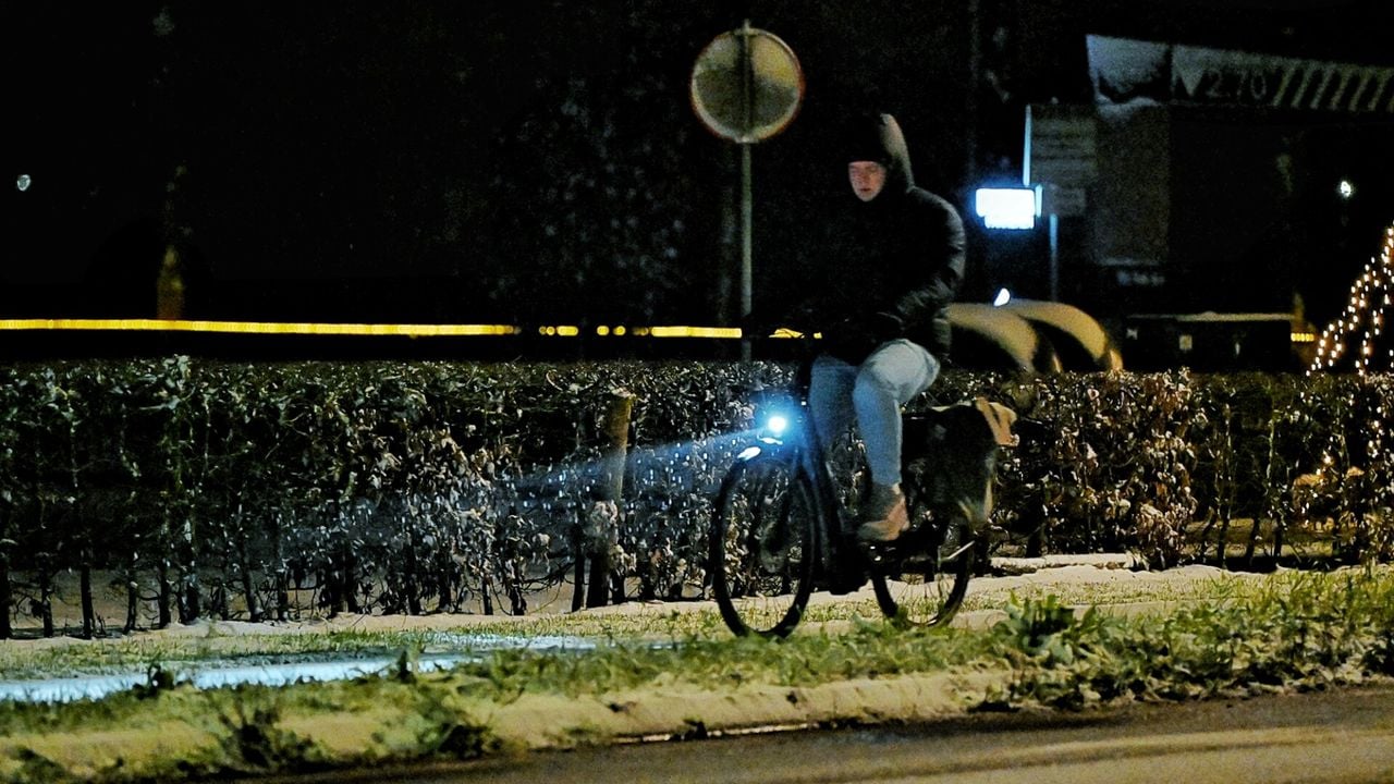 Ook op de fiets moet je oppassen vanochtend (foto: Toby de Kort).