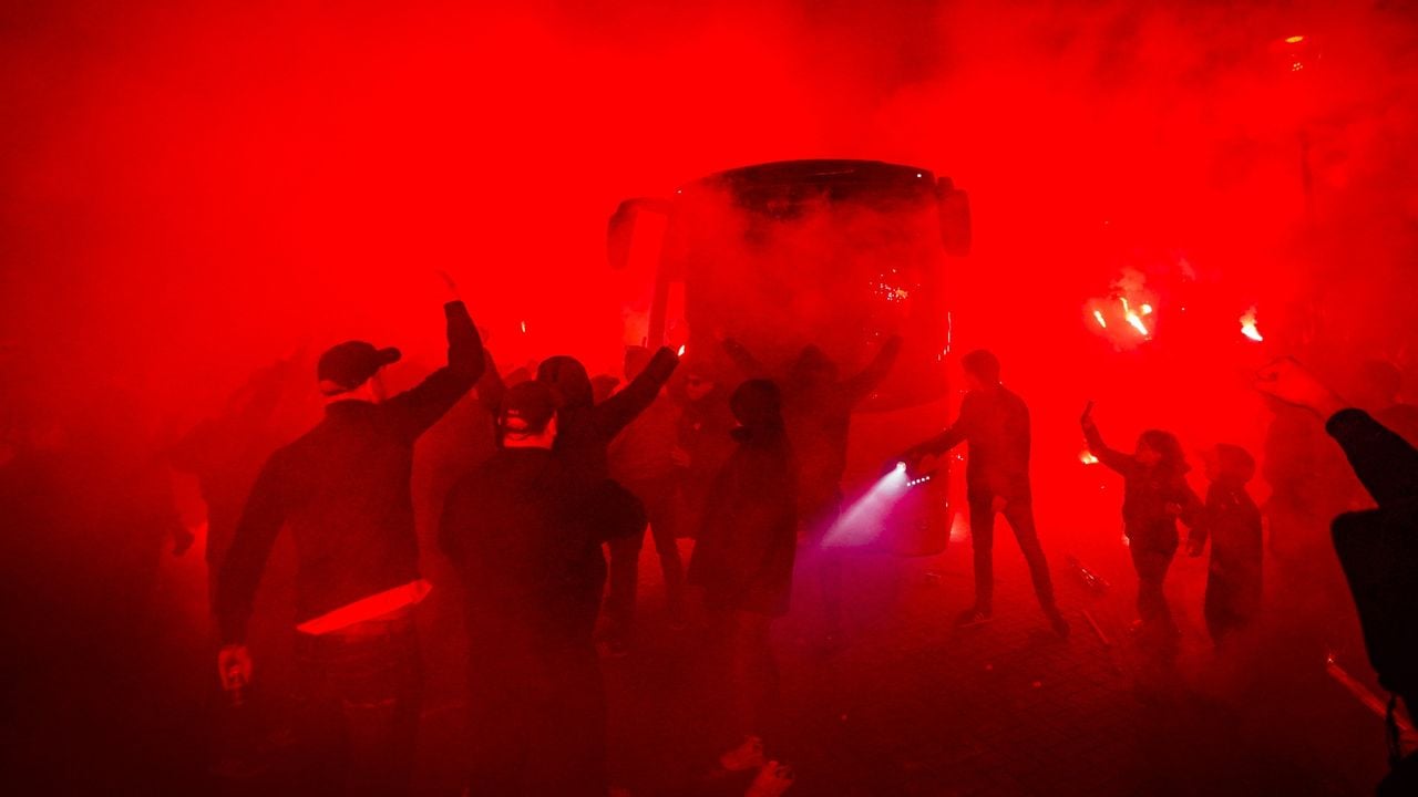 Zeer lokale mistbui door al het vuurwerk en al de fakkels die werden afgestoken (foto: SQ Vision).