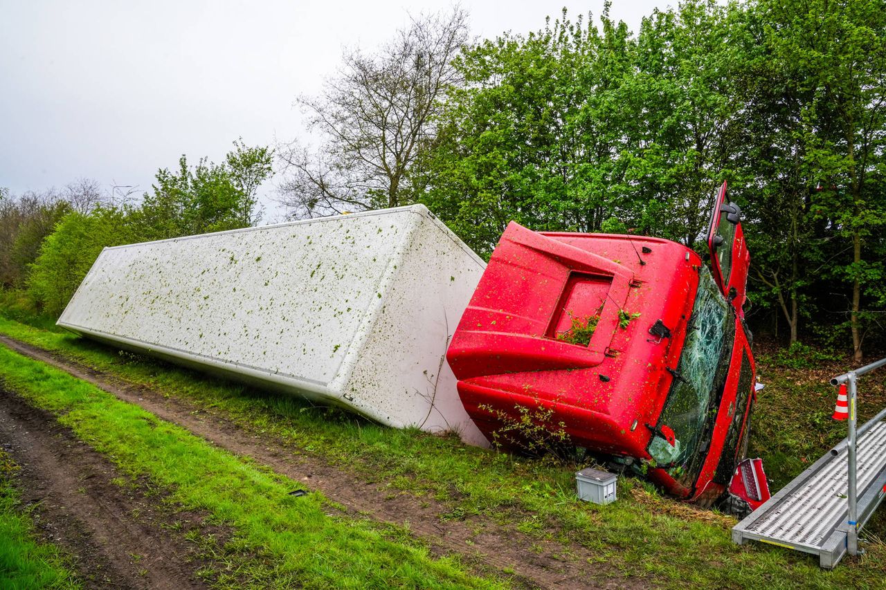 De vrachtwagen kwam in een sloot terecht (foto: Dave Hendriks/Persbureau Heitink).