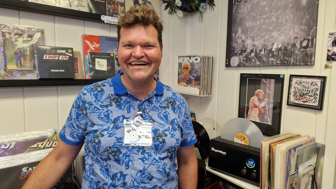 Platenbaas Wilco bij zijn machine (foto: Tom Berkers).