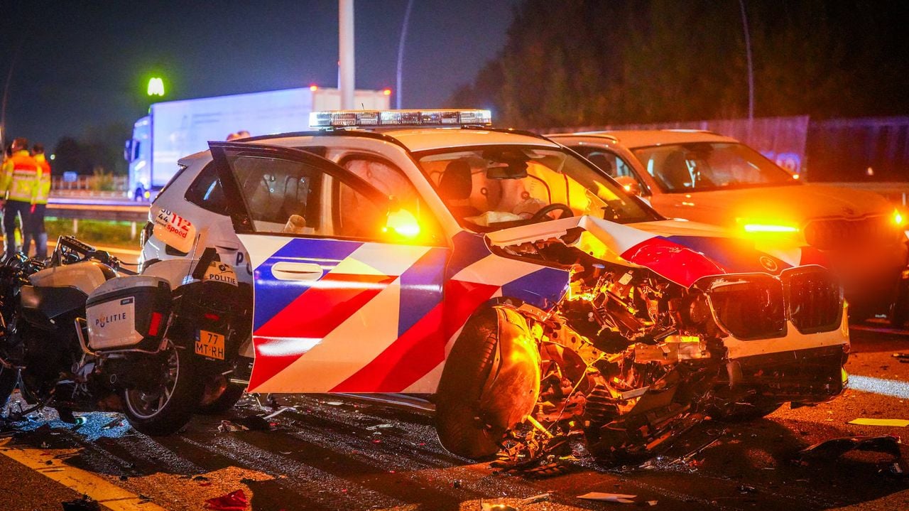 Een beeld van de ravage op de snelweg (foto: Persbureau Heitink).