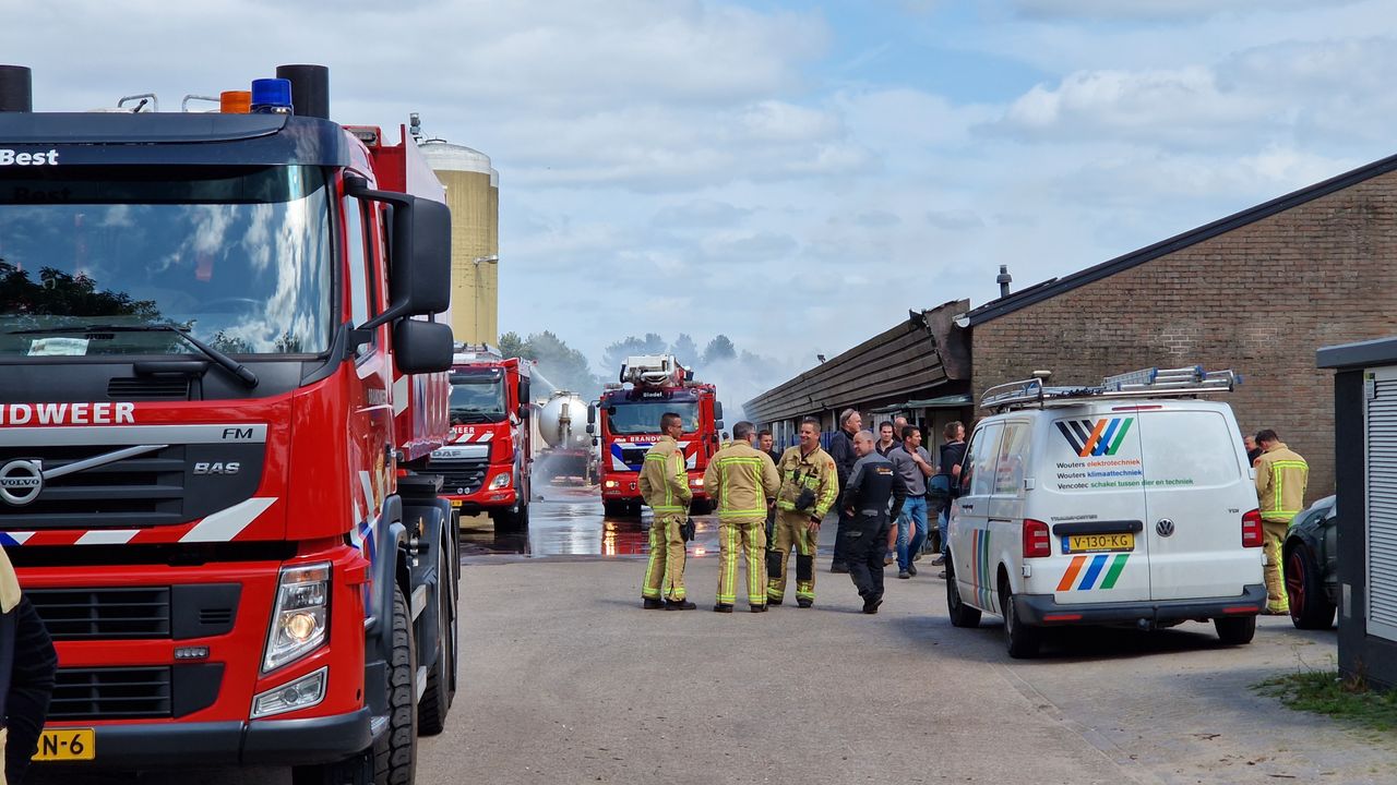 De brandweer bij het agrarische bedrijf in Reusel (foto: Noël van Hooft).