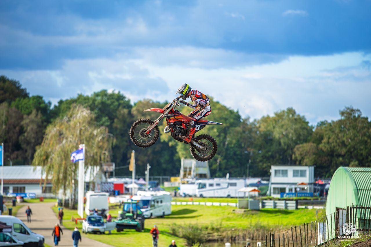 Een spectaculaire sprong van Sem van Helvoirt (foto: Martijn MX Fotografie).