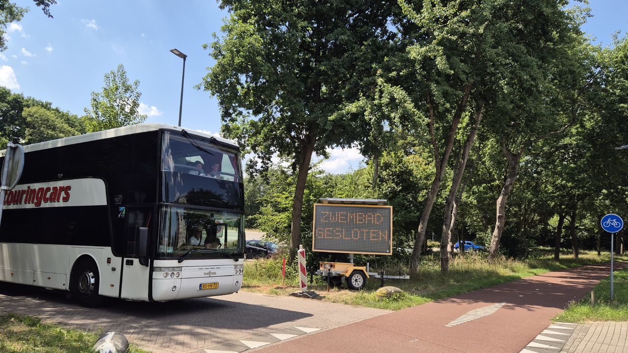 Daar gaan ze, op naar een frisse duik in De Ganzewiel in Raamsdonksveer (foto: Niek de Bruijn)
