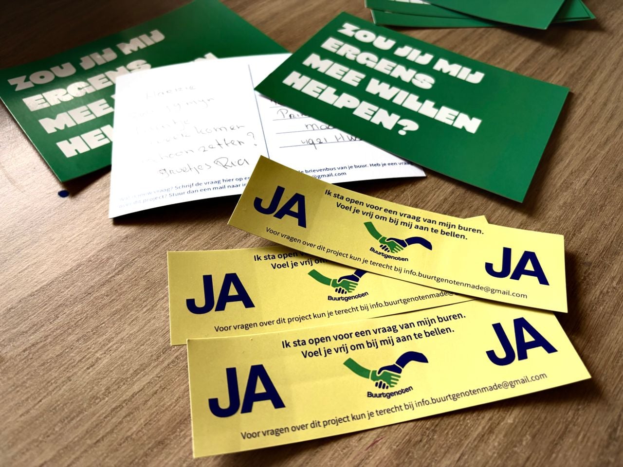 Wie een ja-ja-sticker op de deur plakt, laat zien dat buurtgenoten welkom zijn om met een hulpvraag aan te bellen (foto: Isabel Pijnappels).