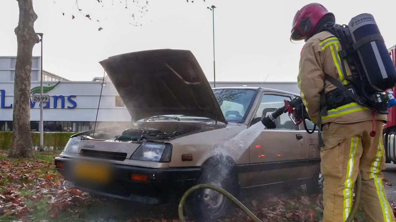 Autobrand voorkomen door oplettende man (foto: Harrie Grijseels / Persbureau Heitink).