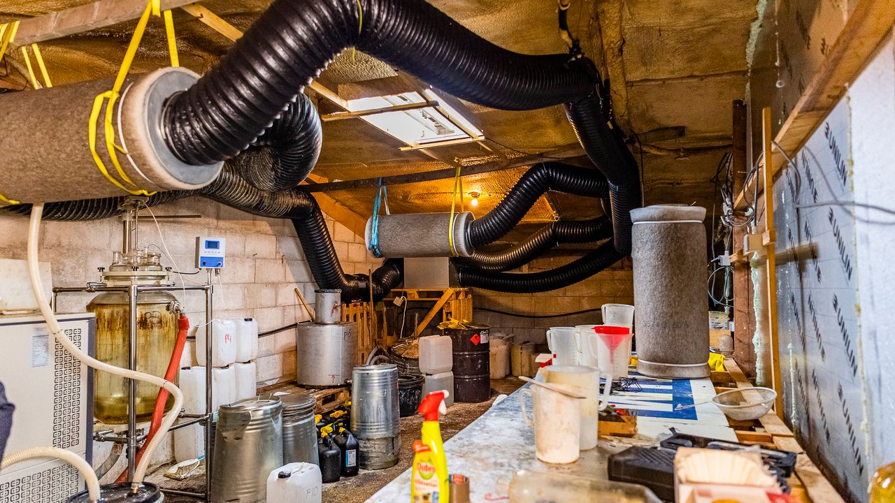 Het drugslab aan de Schoorweg in Tilburg werd vrijdagavond ontdekt (foto: Jack Brekelmans/SQ Vision).