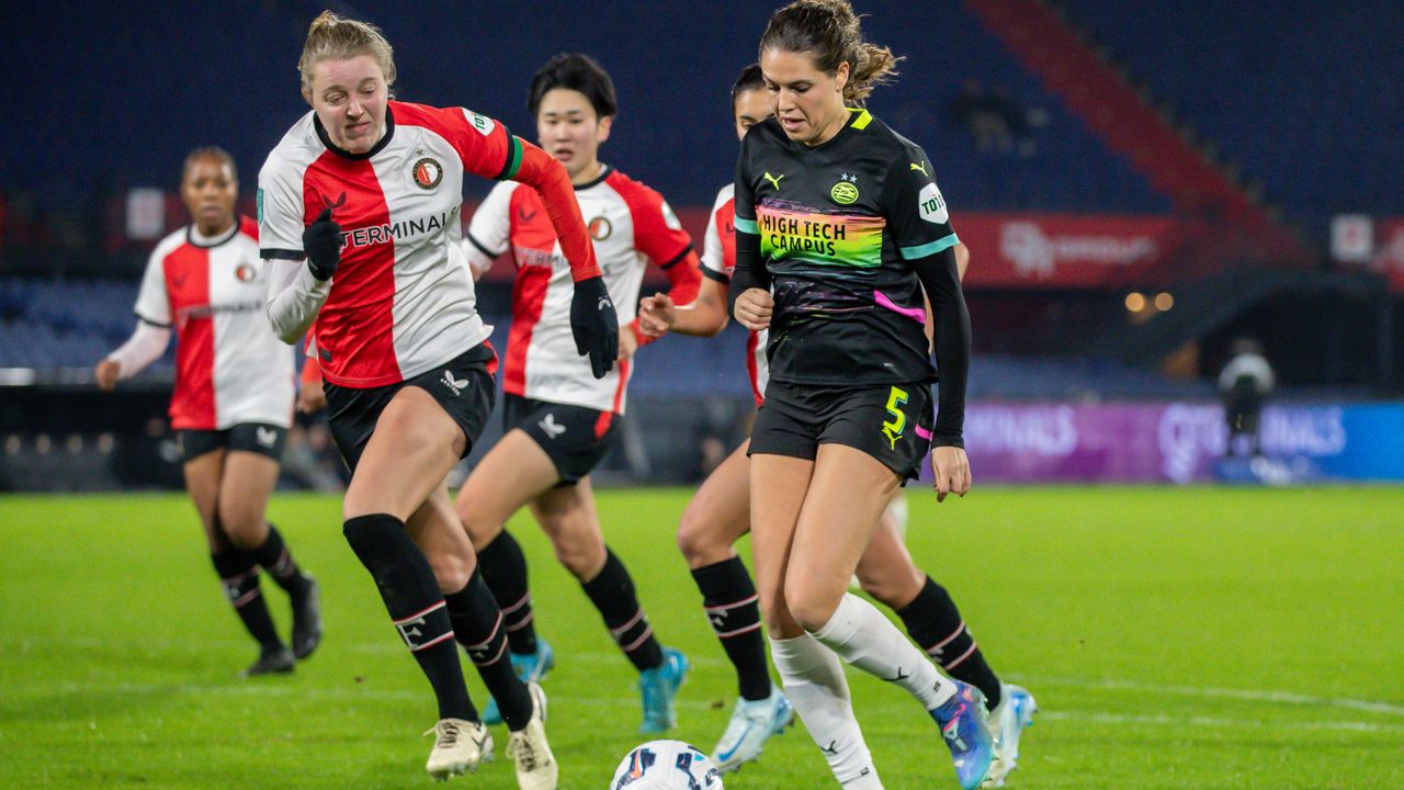 PSV-verdediger Melanie Bross stoomt op tegen Feyenoord (foto: Leiting Gao/Orange Pictures).