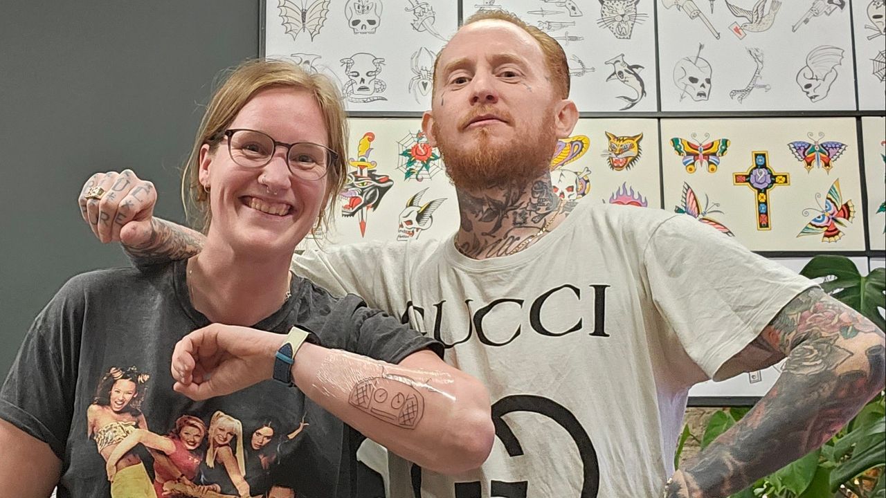 Sanne met Frank Carter en de net gezette radiotattoo (privéfoto). 