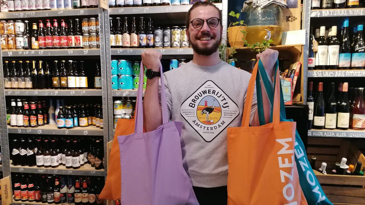 Joshua met de bierpakketten die hij gaat rondbrengen. 