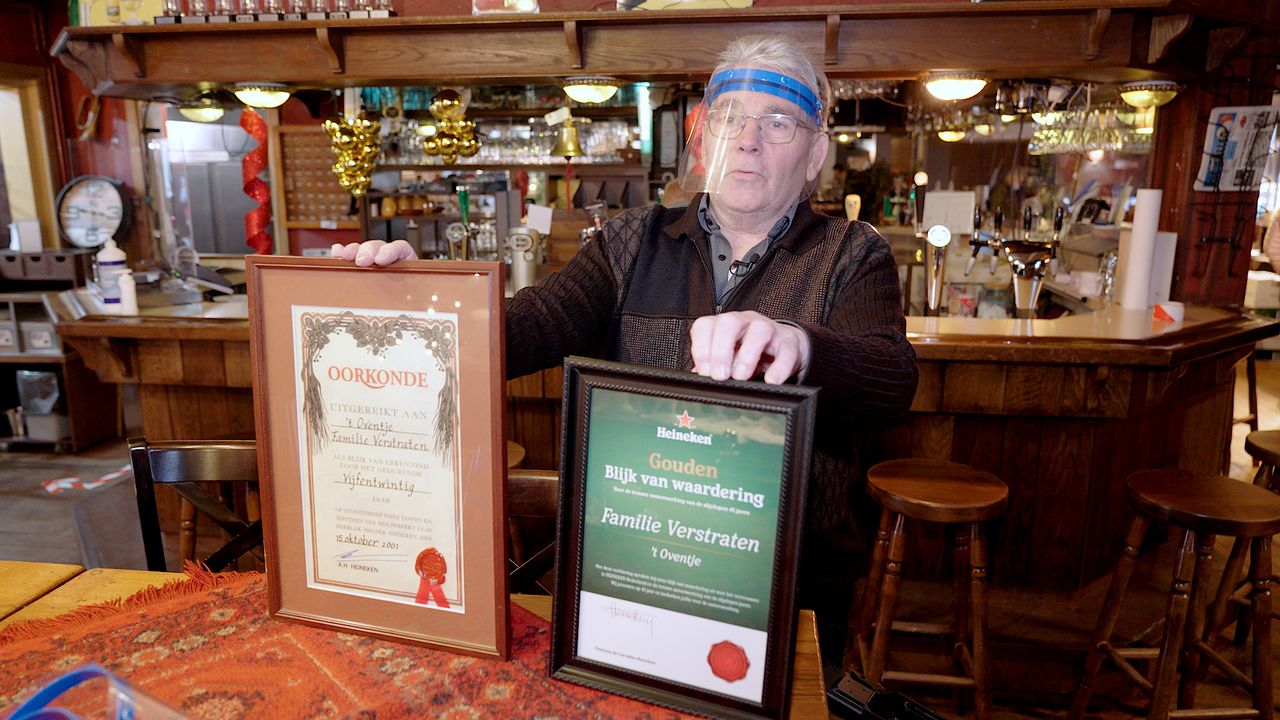 Tien Verstraten is trots op de oorkondes 