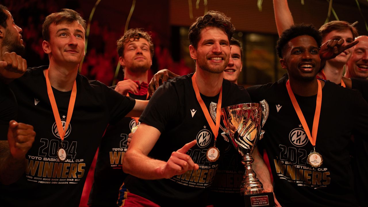 Thomas van der Mars met de beker in zijn handen. (Foto: Festen Fotografie)