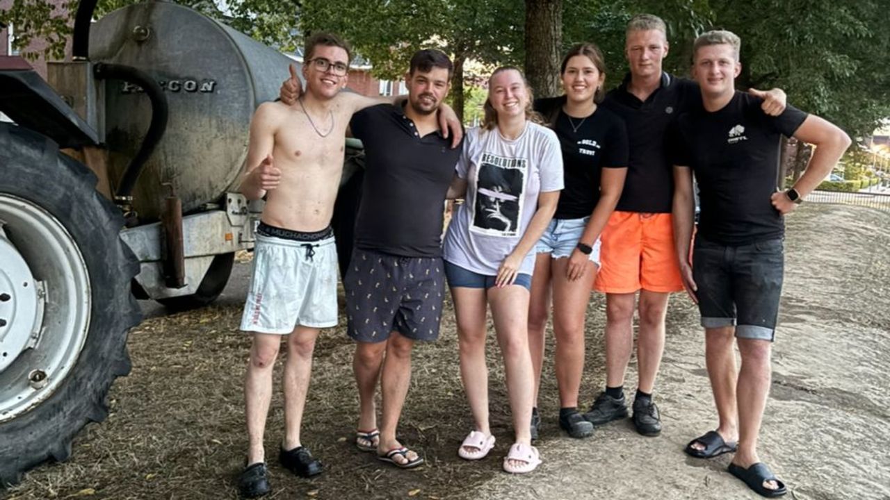Jasmijn (wit shirt) met haar vrienden (eigen foto).