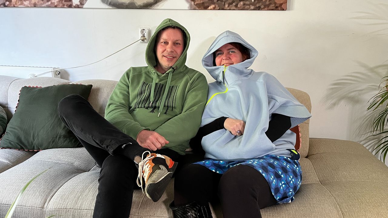 Mariëlle van der Aa in haar boodie en haar man Koen Crommentuijn in een gewone hoodie (foto: Rogier van Son). 