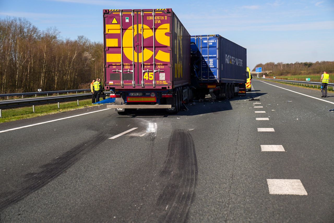 Hoe de botsing in de staart van de file op de A67 kon gebeuren, wordt onderzocht (foto: Harrie Grijseels/SQ Vision).