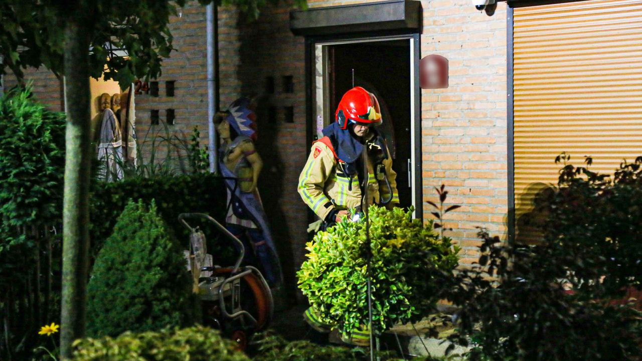De brandweer bestreed het vuur in Gemert (foto: Harrie Grijseels/SQ Vision).