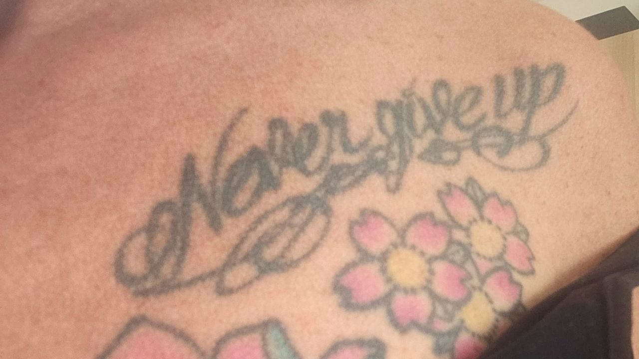 De tattoo met 'niet opgeven' op Chantals borstkas (privéfoto).