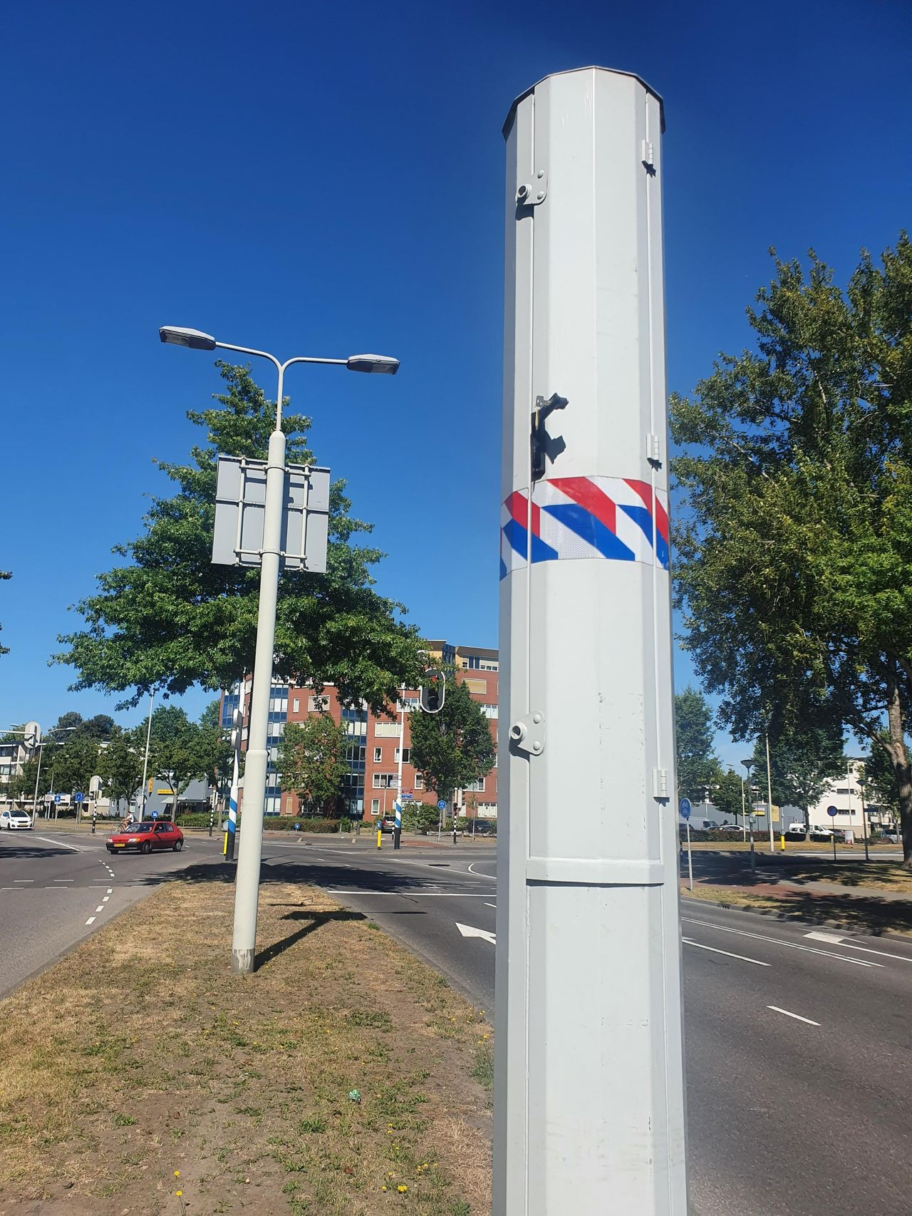 De gemeente Roosendaal plaatst flitspalen om de weg veiliger te maken