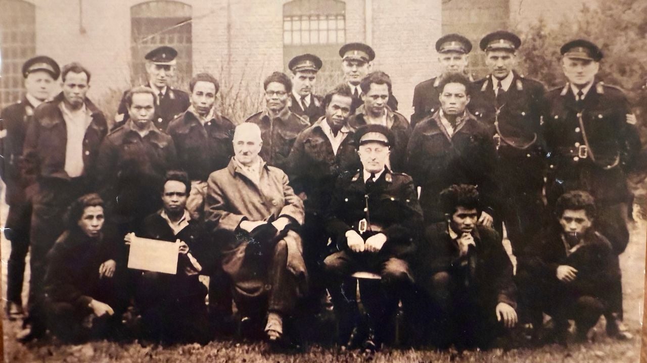 Dominggoes Salampessy (middelste rij, tweede van rechts) werd gearresteerd in Westkapelle (foto: Panoes Salampessy)